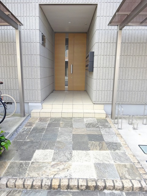 ニューエクレールのエントランス|★オートロック付きエントランス★