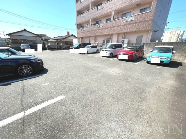 メゾンソレイユの駐車場