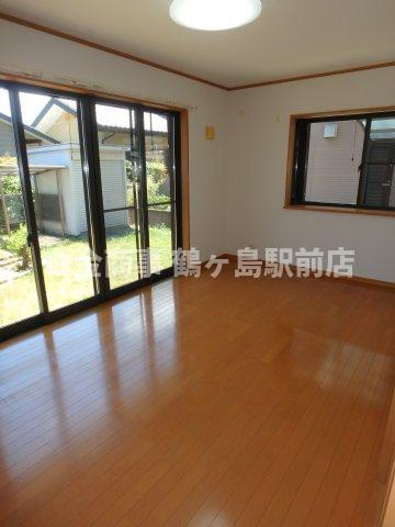 坂戸市にっさい花みず木中古戸建の居間・リビング