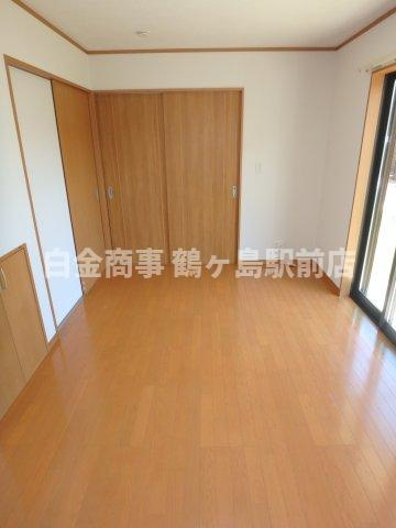 坂戸市にっさい花みず木中古戸建の居間・リビング