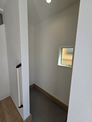 【玄関】 | 小倉台２丁目　新築戸建 | 土間収納もあるのでお子様のベビーカーやキャリーケースなど収納できます。