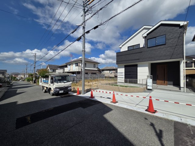 【前面道路含む現地写真】 | 小倉台２丁目　新築戸建 | 前面道路との高低差のない平坦地です。