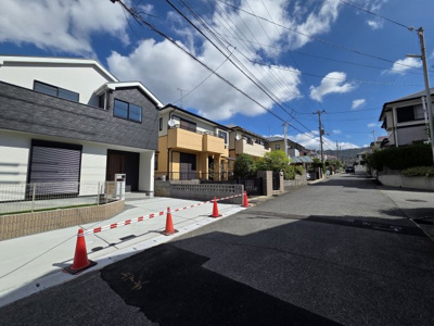 【前面道路含む現地写真】 | 小倉台２丁目　新築戸建 | 前面道路も広いので駐車の苦手な方も楽々です。
