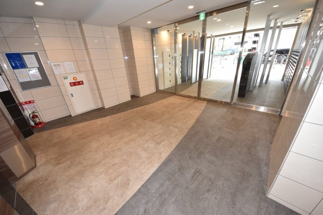 セレニテ本町ルフレのエントランス