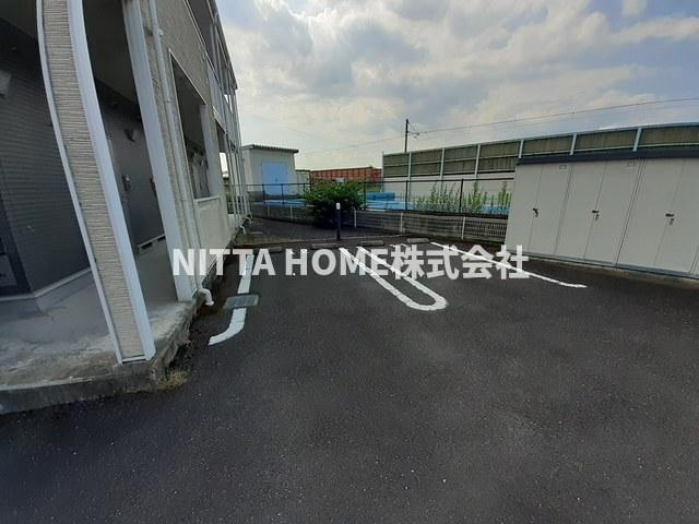 グランシャリオ　ジュモーの駐車場|敷地内に駐車場も完備◎