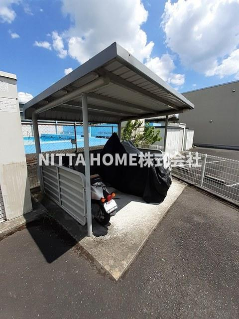 グランシャリオ　ジュモーのエントランス|屋根付きの駐輪場は無料です★