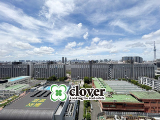 【展望】 | 眼前に広がる空の雄大さと、このお部屋の自慢の一つである「眺望」をご覧ください。毎日、この景色を独り占めできる新生活に夢が広がります。～即日のご見学可能～　お問合せはお気軽にどうぞ。