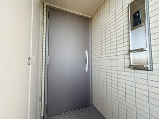 【その他共用部分】 | ダブルロック式の玄関ドアが皆様をお出迎え。お部屋のセキュリティの観点からも、うれしい設備ですね。玄関の色もシックで良い感じです。～即日のご見学可能～　お問合せはお気軽にどうぞ。
