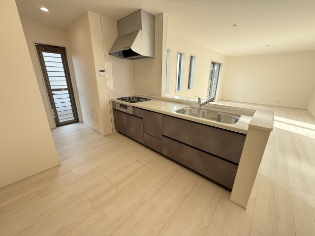 第１高崎市冷水町　新築戸建住宅　１号棟のキッチン|人気のカウンターキッチン採用です☆ゴミ出しに便利な勝手口付き！
コンロも３口ご用意しています！調理スペースも広くストレスなくお料理できます。
浄水器つきなので美味しいお水も飲めますよ♪