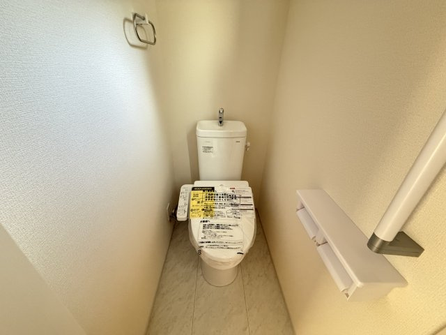 第１高崎市冷水町　新築戸建住宅　１号棟の独立洗面台|シャワー水栓付き洗面台で朝の身支度もバッチリです！
洗面台には収納スペースもあり洗面室もすっきり片付きますよ！