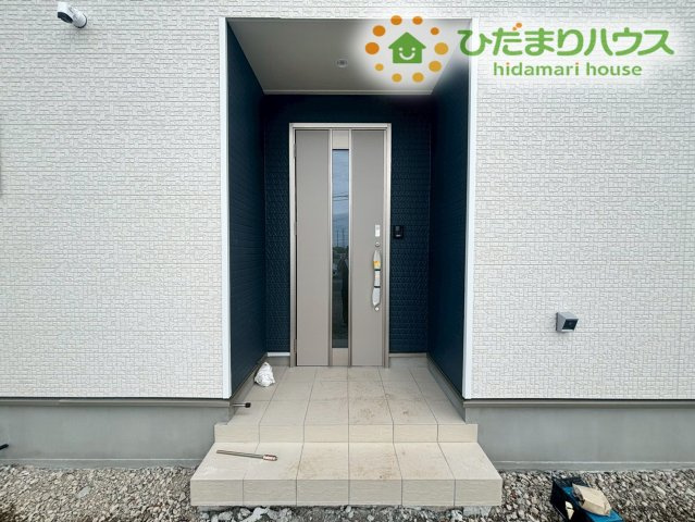 鴻巣市広田　第4　新築一戸建て　クレイドルガーデン　01のエントランス|玄関ポーチがあるので、宅配や来訪者の応対がスムーズにできます！