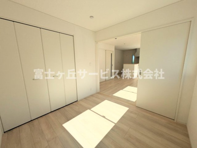 【洋室】 | 磐田市高木 2期 新築一戸建て | リビング横の洋室です