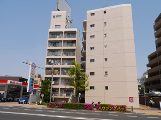 【外観】 | モダンでスタイリッシュな印象を与えるグレーを基調とした外観。