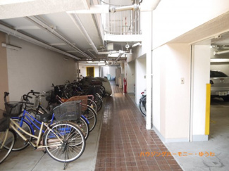 【その他共用部分】 | 地下には、駐輪場と駐車場があります。