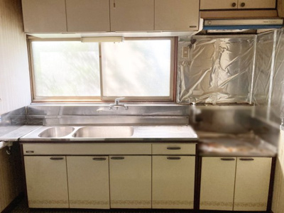 【キッチン】 | 西区福井2丁目　戸建 | 窓付きで明るい雰囲気のキッチンです♪