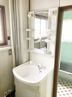 【独立洗面台】 | 西区福井2丁目　戸建 | 洗面台は棚付きで収納便利♪