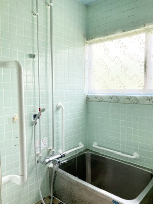 【浴室】 | 西区福井2丁目　戸建 | 窓付き浴室で明るい浴室♪