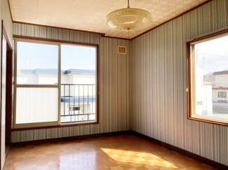 【洋室】 | 西区福井2丁目　戸建 | 2階洋室は2面採光で明るい雰囲気♪