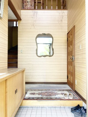 【玄関】 | 西区福井2丁目　戸建 | 吹抜けになっていて開放的な玄関スペース♪