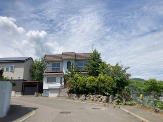 【前面道路含む現地写真】 | 西区福井2丁目　戸建 | 前面8ｍ幅の公道・間口17.2ｍ