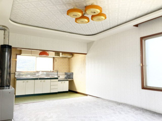 【居間・リビング】 | 西区福井2丁目　戸建 | 2階リビングはキッチン付きで生活便利♪