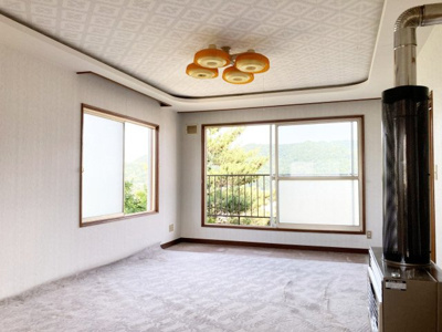 【居間・リビング】 | 西区福井2丁目　戸建 | 風通し・眺望良好の2階リビング♪