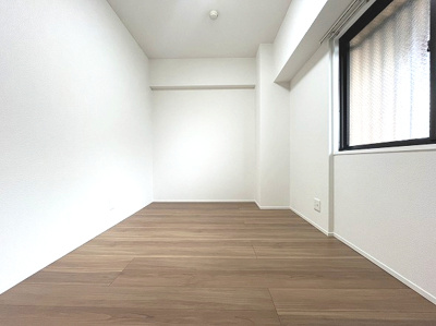 【洋室】 | スペリア名南コンフォート | 広さのある洋室はベッドやデスクなどをゆったりと配置できます。ライフスタイルの変化に合わせてフレキシブルに使える空間です。