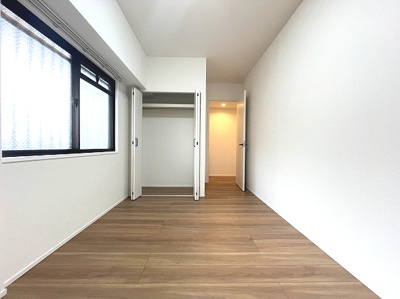 【洋室】 | スペリア名南コンフォート | 白い壁と温かみのあるフローリングが清潔感を演出する洋室。クローゼットも完備しており、収納にも困りません。
