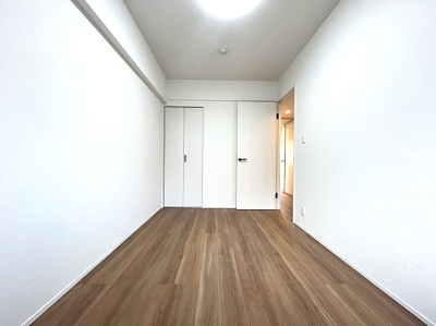 【洋室】 | スペリア名南コンフォート | 落ち着いた雰囲気の洋室は、プライベートな時間を過ごすのに最適。読書や作業に集中できる自分だけの空間としてお使いいただけます。