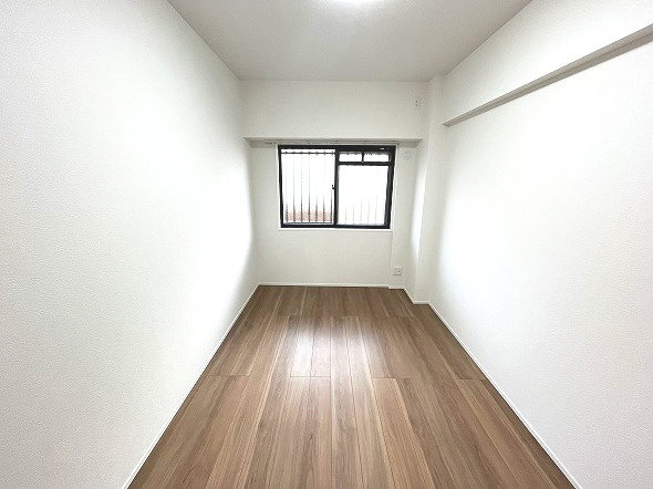 スペリア名南コンフォートの洋室|明るい日差しが差し込む洋室は、清潔感のある白い壁と温かみのあるフローリングが魅力。書斎や趣味の部屋など、様々にご活用いただけます。