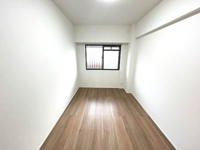 【洋室】 | スペリア名南コンフォート | 明るい日差しが差し込む洋室は、清潔感のある白い壁と温かみのあるフローリングが魅力。書斎や趣味の部屋など、様々にご活用いただけます。