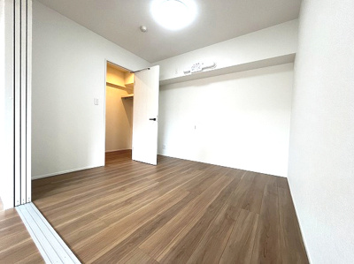 【洋室】 | スペリア名南コンフォート | 白を基調とした清潔感のある洋室は、温かみのあるフローリングが心地よい空間を演出。奥にはたっぷり収納できるウォークインクローゼットがあり、お部屋を広く使えます。