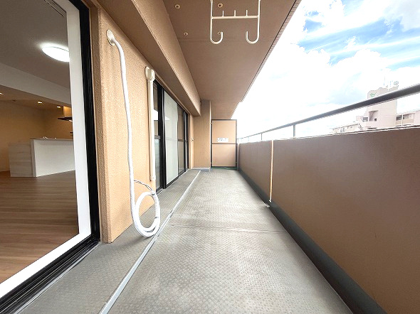 スペリア名南コンフォートのバルコニー|広々としたバルコニーは洗濯物を干すのはもちろん、ちょっとした植物を育てるなど多様な使い方が楽しめます。