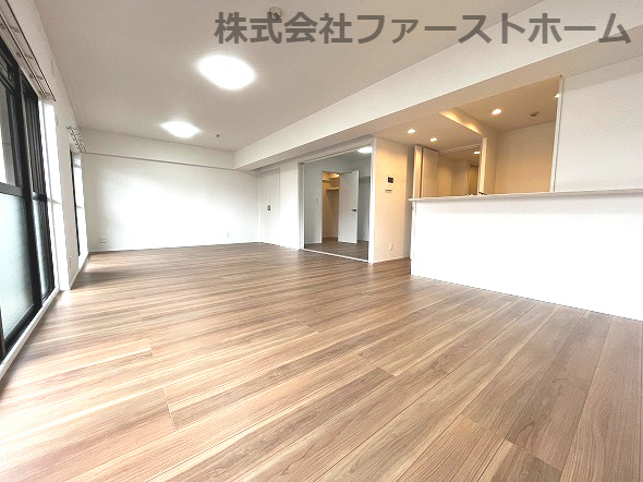 スペリア名南コンフォートの居間・リビング|明るく開放的なリビングは、日当たりの良い大きな窓が魅力。広々とした空間で、ご家族との時間やお客様との団らんをゆったりとお過ごしいただけます。