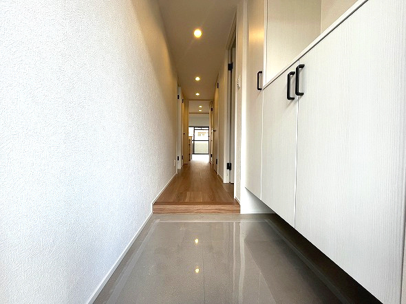 スペリア名南コンフォートの玄関|明るく清潔感のある玄関には大容量のシューズボックスを完備。すっきりと気持ちの良い空間で、お客様をお迎えできます。