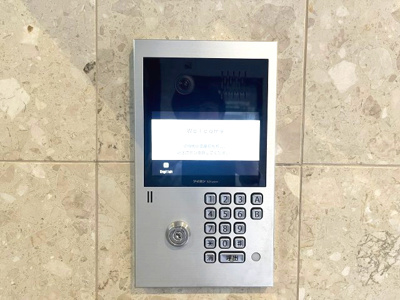 【防犯設備】 | スペリア名南コンフォート | 居住者の安心を守るオートロック付きの集合エントランスです。来訪者をしっかり確認でき日々の暮らしに安心感をもたらします。