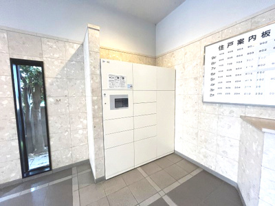 【玄関】 | スペリア名南コンフォート | 大容量の宅配ボックスは多様なサイズの荷物に対応。再配達の手間が省け忙しい毎日をサポートします。