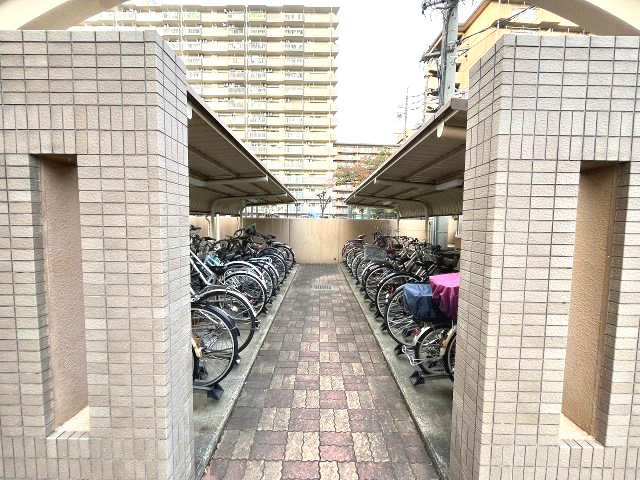 スペリア名南コンフォートの駐輪場|大切な自転車を雨風から守る、屋根付きの駐輪場を完備。通勤・通学、休日のサイクリングなど、快適な自転車ライフをサポートします。