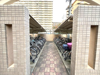 【駐輪場】 | スペリア名南コンフォート | 大切な自転車を雨風から守る、屋根付きの駐輪場を完備。通勤・通学、休日のサイクリングなど、快適な自転車ライフをサポートします。