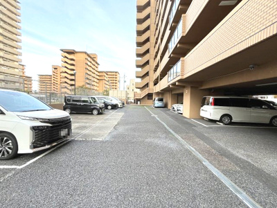 【駐車場】 | スペリア名南コンフォート | 建物敷地内に設けられた広々とした駐車場です。大切な車を安全に駐車でき、お出かけの際もスムーズです。