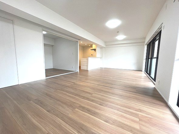 スペリア名南コンフォートの居間・リビング|家族が集まる中心となるリビングは、広さと明るさを兼ね備えた快適空間。食事をしたり、くつろいだり、様々なシーンで活躍するでしょう。窓から差し込む光が、日々の暮らしを豊かに彩ります。