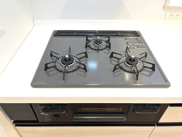 スペリア名南コンフォートのキッチン|調理の効率を格段に上げる３口ガスコンロとグリル付きキッチン。広い調理スペースで、段取り良くお料理を楽しめます。