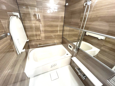 【浴室】 | スペリア名南コンフォート | 温かみのある木目調の壁が落ち着いた雰囲気を醸し出すバスルーム。心身ともにリラックスできるプライベート空間です。