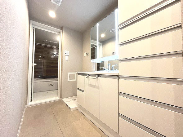 スペリア名南コンフォートの洗面所|清潔感あふれる洗面所にはたっぷりの収納スペースを確保。タオルや洗剤などもきちんと整理でき、毎日気持ちよくお使いいただけます。