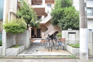 【エントランス】 | お客様を、そして住人を出迎えてくれるマンションのエントランス。ゴミが落ちていないことからも、管理状態の良さや住民の節度の高さが見て取れます。～即日のご見学可能～　お問合せはお気軽にどうぞ。