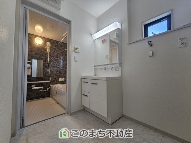 いろどりアイタウン栃木市平柳町3丁目22-P2の洗面所|シャンプードレッサーで朝の身支度♪伸びるホースでお掃除も簡単清潔です！
