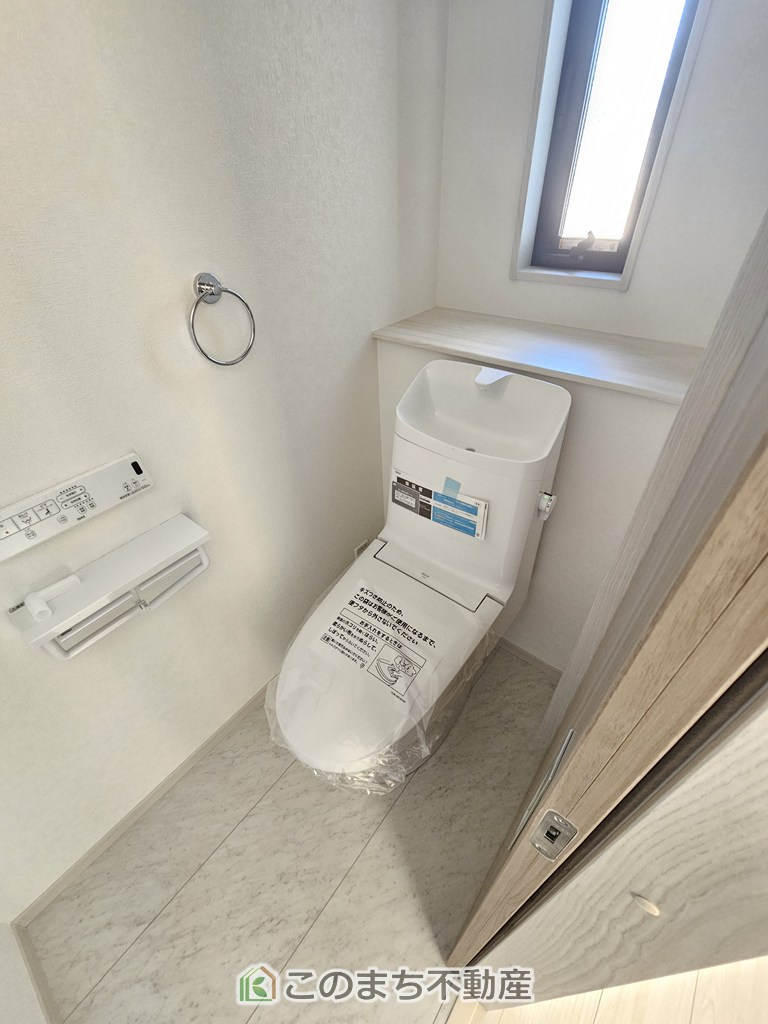いろどりアイタウン栃木市平柳町3丁目22-P2のトイレ|小窓から換気ができて清潔なトイレスペース☆