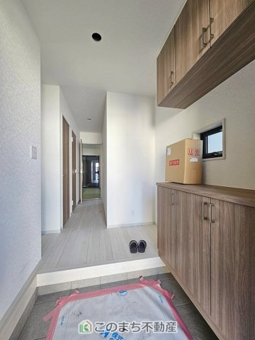 いろどりアイタウン栃木市平柳町3丁目22-P2の玄関|広々とした玄関スペース♪たくさんの靴を収納できる下駄箱もございます。