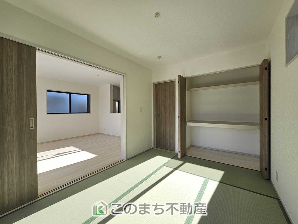 いろどりアイタウン栃木市平柳町3丁目22-P2の和室|お子様のお昼寝にも便利な和室です。大きな窓から暖かな日差しが差し込みます♪