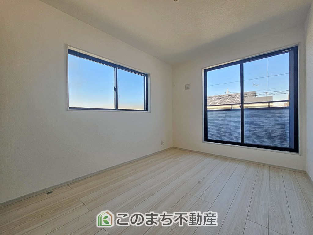 いろどりアイタウン栃木市平柳町3丁目22-P2の洋室|居室のサッシにはペアガラスを採用しております。高い断熱性による省エネと結露対策に有効です。